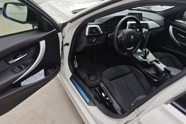 BMW 3 Series 2017 #12 BMW 3 Series 2017 car image #12