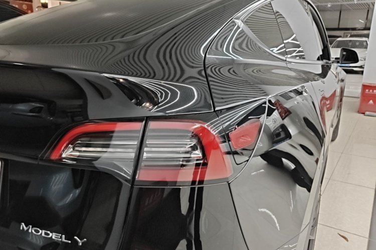 Tesla Model Y 2023 car image #8