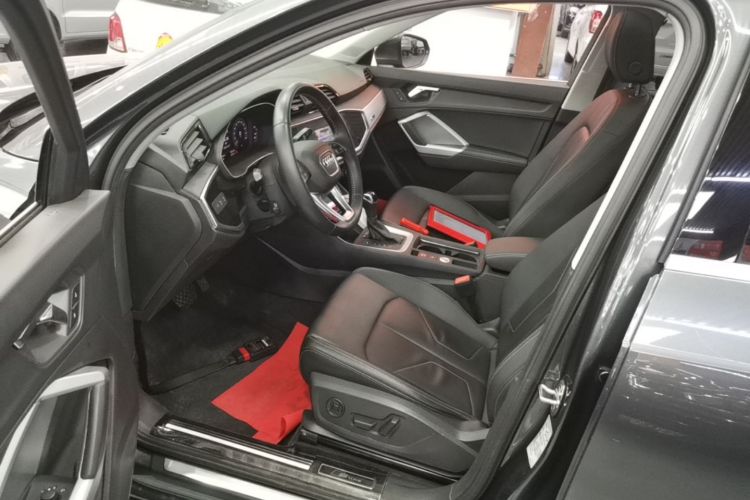 Audi Q3 2020 car image #16