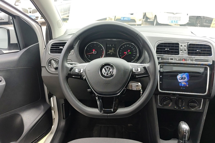 Volkswagen Polo 2018 car image #29
