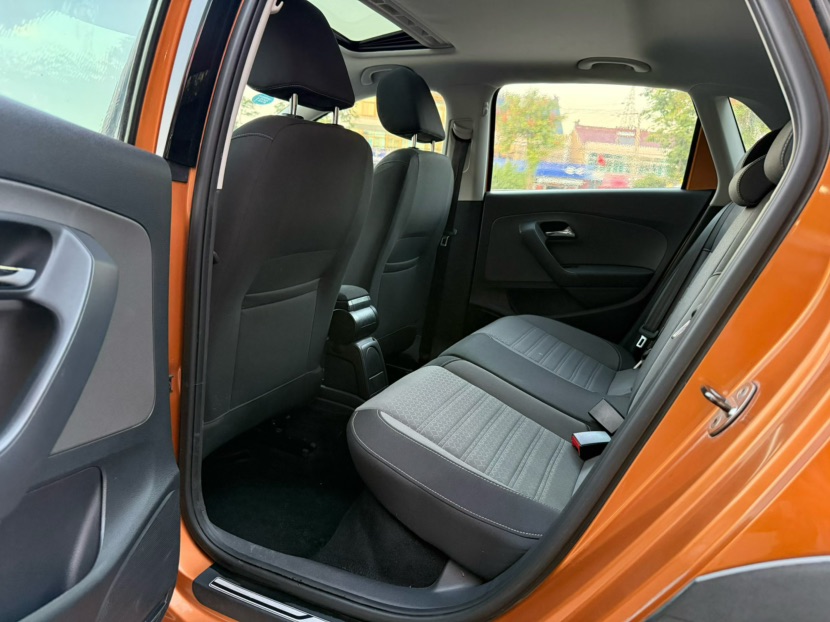 Volkswagen Polo 2015 car image #8