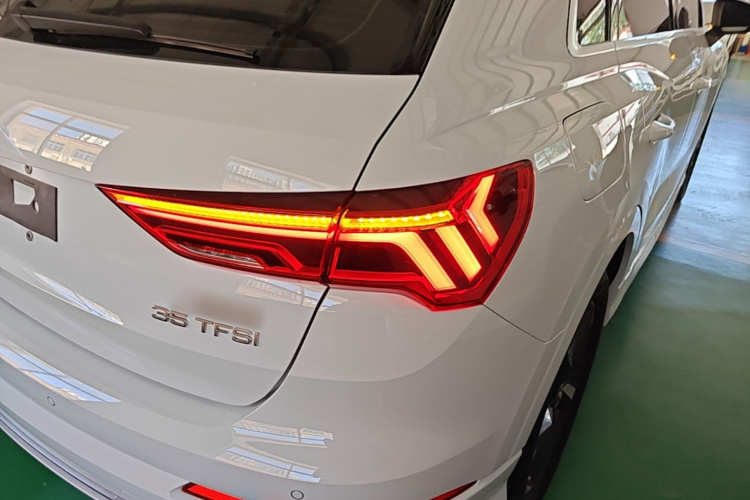 Audi Q3 2020 car image #8