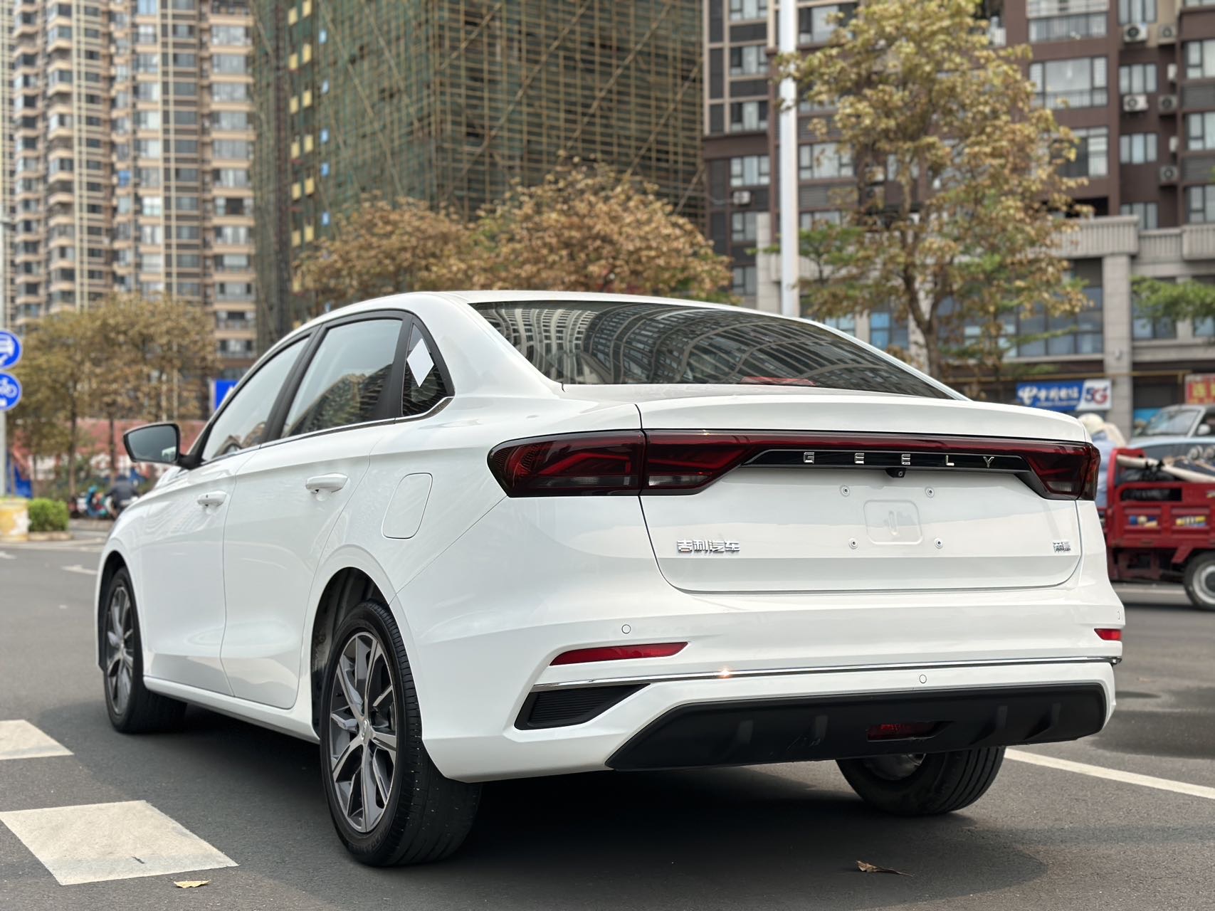 GEELY Emgrand 2023 imagen de coche #4