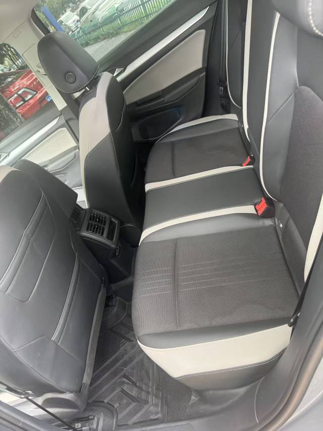 Volkswagen Golf 2023 car image #6