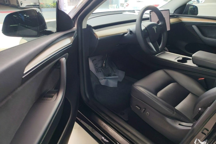 Tesla Model Y 2023 #16 Tesla Model Y 2023 car image #16