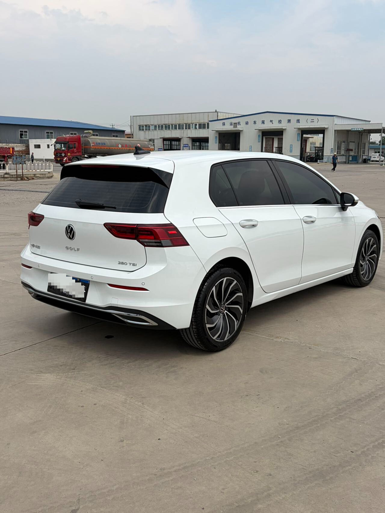 Volkswagen Golf 2023 car image #6