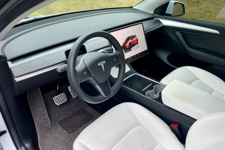 Tesla Model Y 2023 car image #10