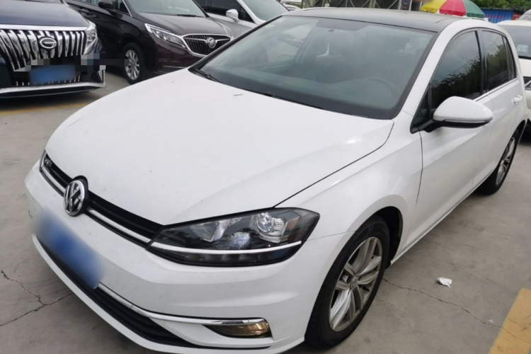 Volkswagen Golf 2019 car image #2