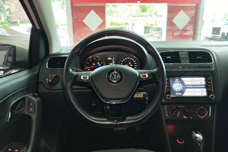 Volkswagen Polo 2016 car image #11