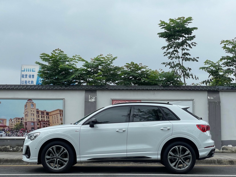 Audi Q3 2023 car image #3
