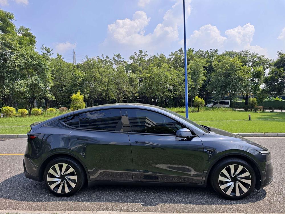 Tesla Model Y 2025 car image #8