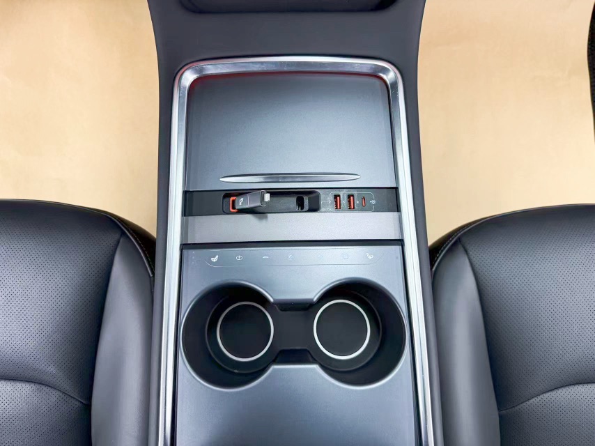 Tesla Model Y 2023 car image #9