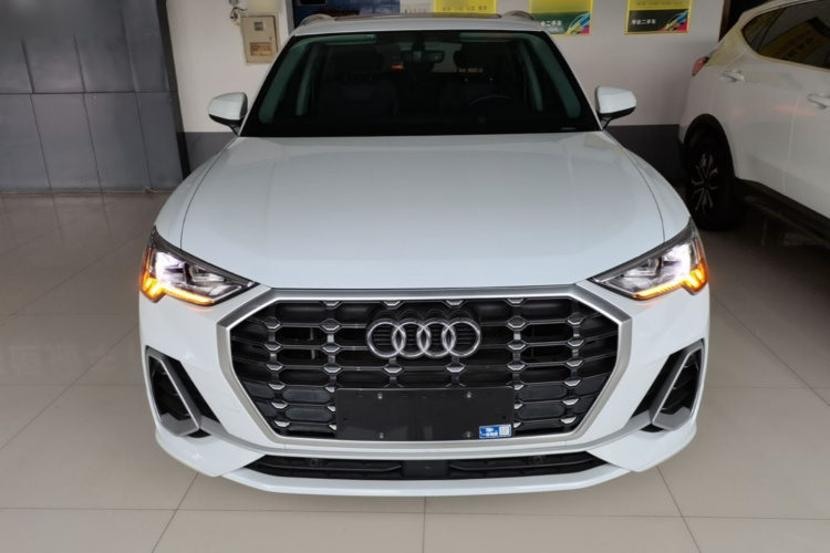 Audi Q3 2022 car image #3