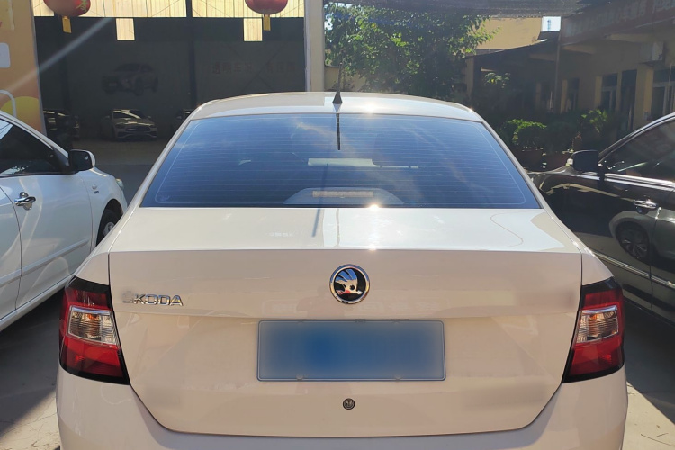 Skoda Rapid 2017 car image #6