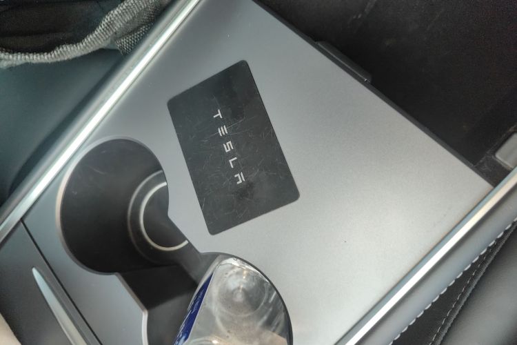 Tesla Model Y 2023 immagine di auto #9