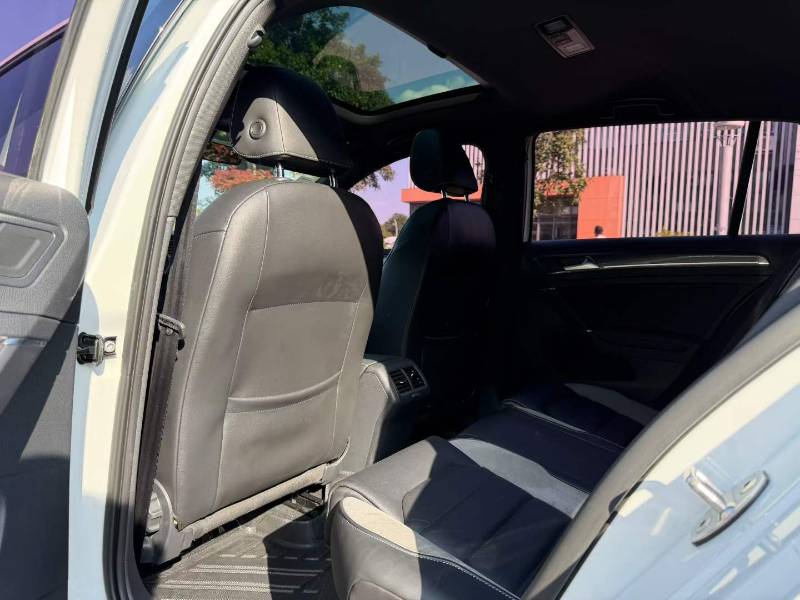Volkswagen Golf 2018 car image #6