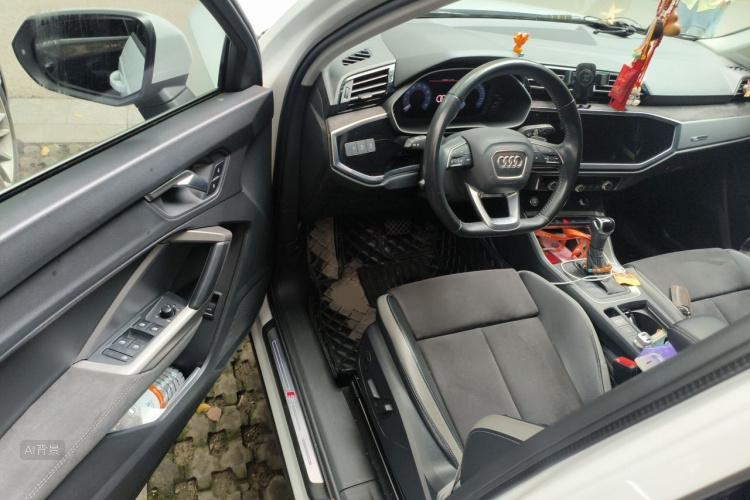 Audi Q3 2019 car image #18