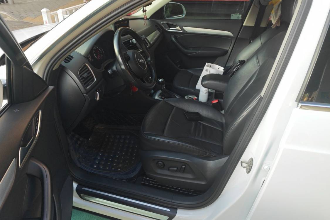Audi Q3 2016 car image #25