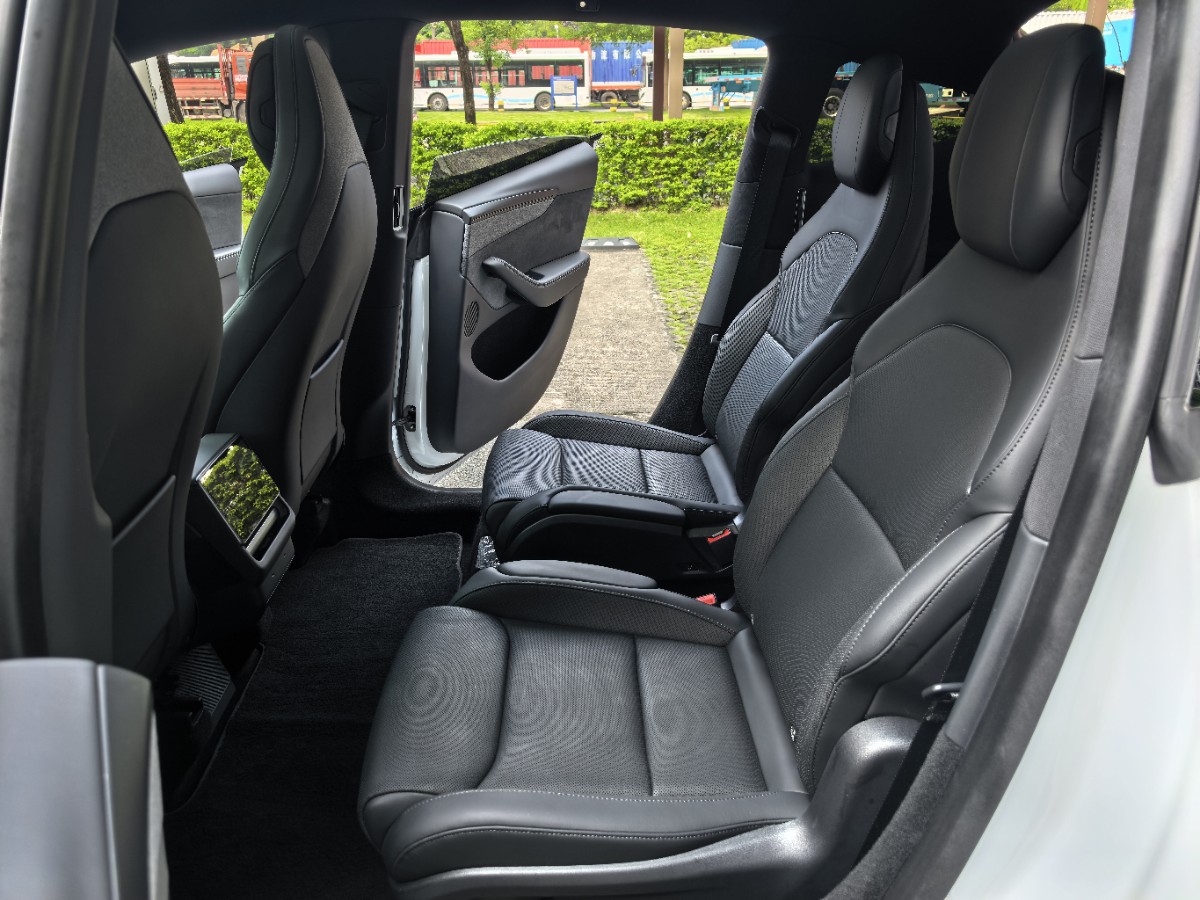 Tesla Model Y L 2025 #8 Tesla Model Y L 2025 car image #8