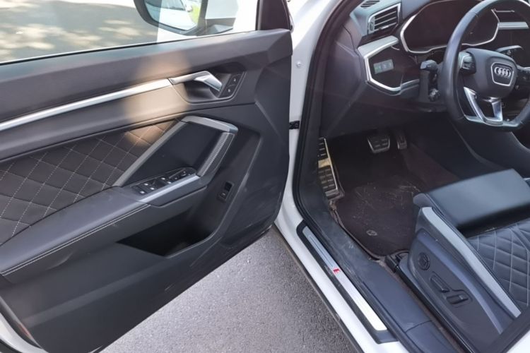 Audi Q3 2025 car image #16