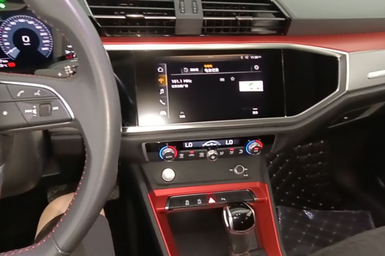 Audi Q3 2019 car image #13