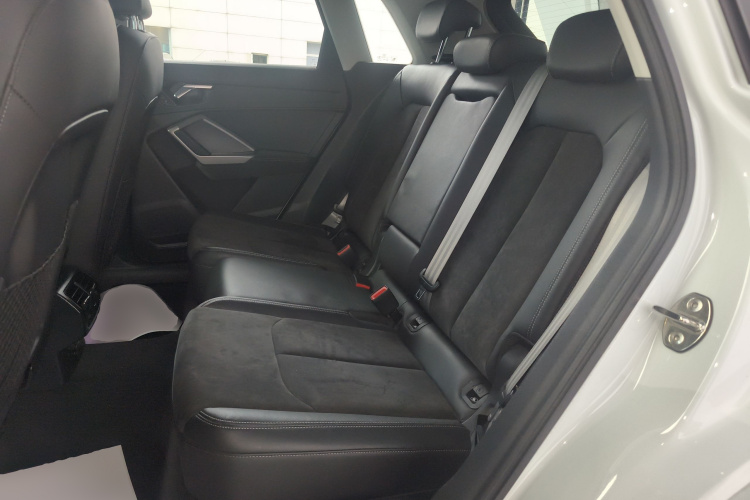 Audi Q3 2021 car image #17