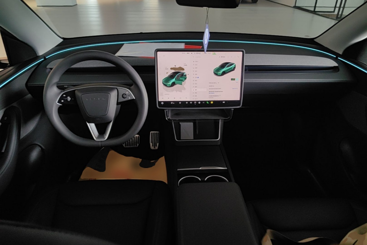 Tesla Model Y 2025 immagine di auto #10