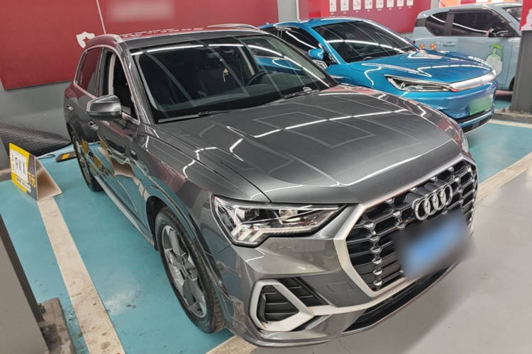 Audi Q3 2023 car image #4