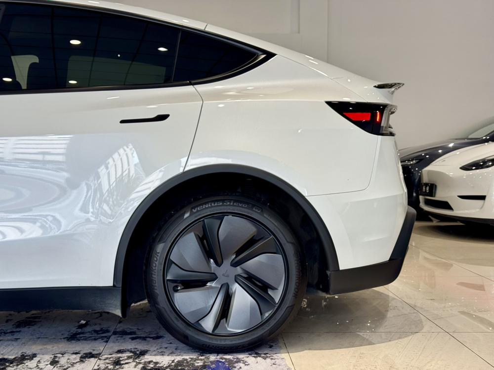 Tesla Model Y 2026 #9 Tesla Model Y 2026 car image #9