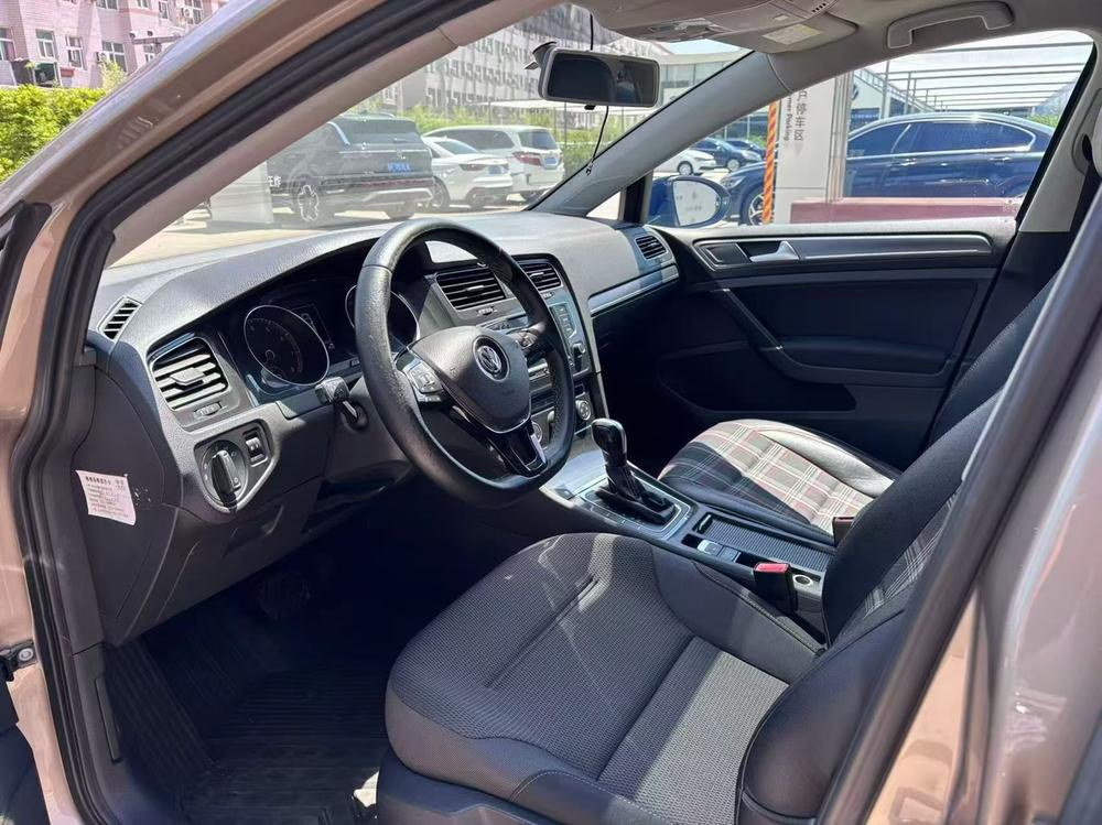 Volkswagen Golf 2017 car image #8