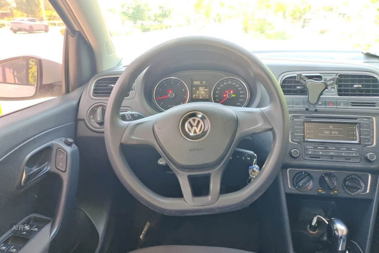 Volkswagen Polo 2015 #12 Volkswagen Polo 2015 car image #12