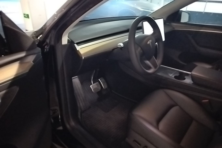 Tesla Model Y 2023 car image #16