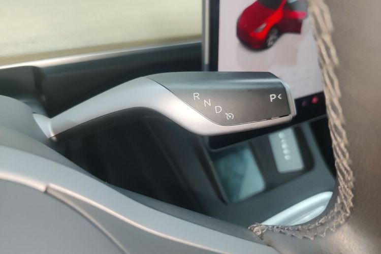 Tesla Model Y 2023 car image #14