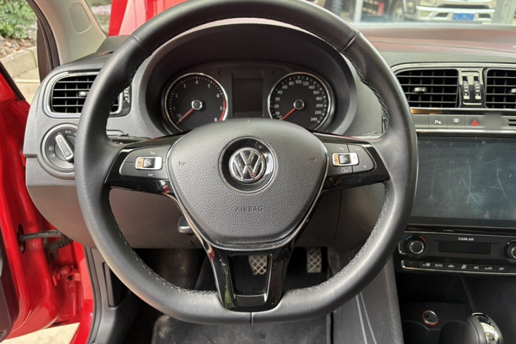 Volkswagen Polo 2018 car image #19