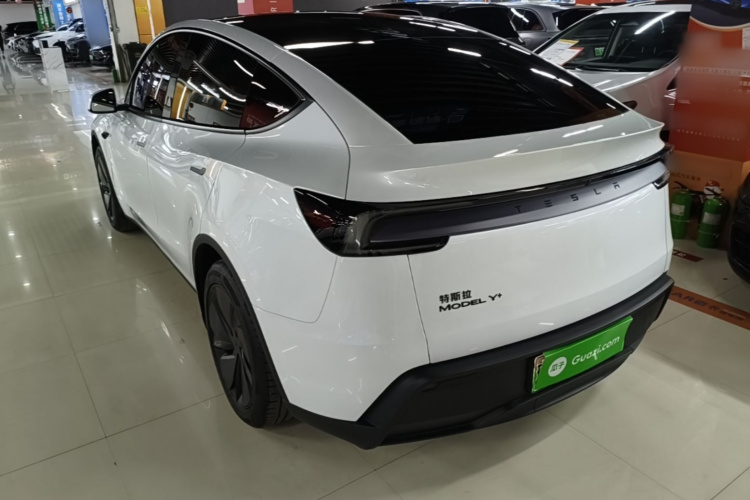 Tesla Model Y 2026 immagine di auto #5