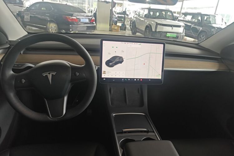 Tesla Model Y 2021 car image #14