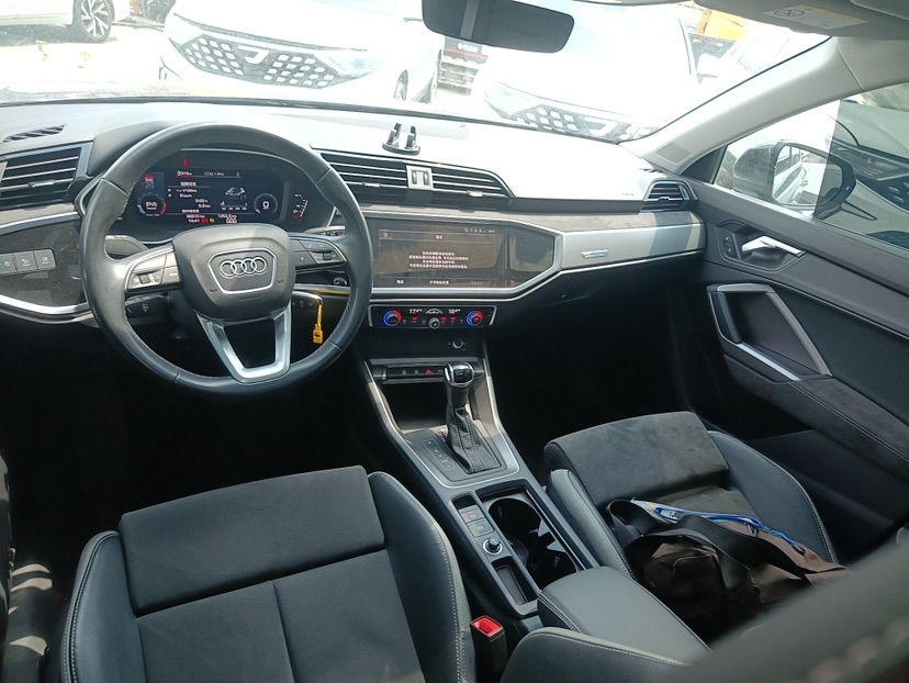Audi Q3 2023 car image #4