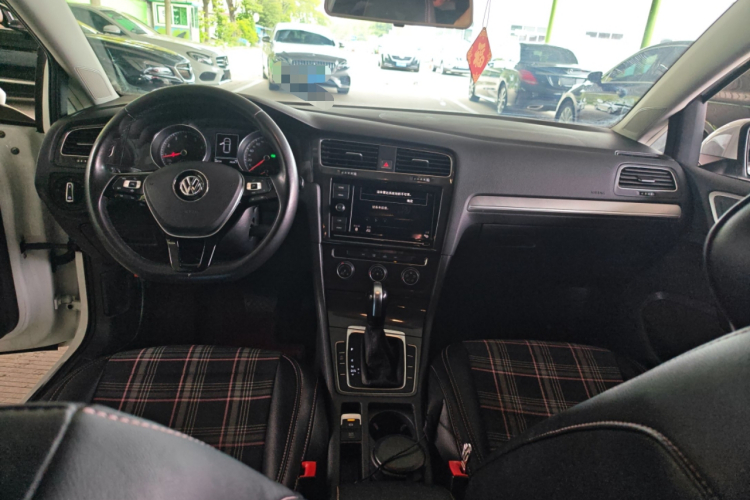 Volkswagen Golf 2018 imagem de carro #10