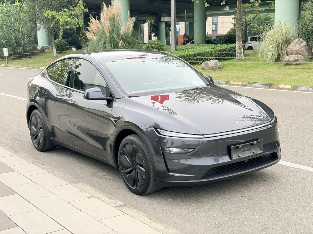 Tesla Model Y 2025 #3 Tesla Model Y 2025 car image #3