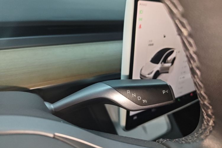 Tesla Model Y 2023 car image #14