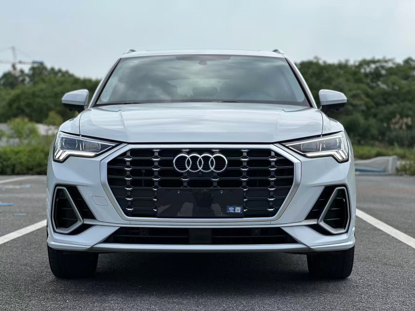 Audi Q3 2023 car image #2