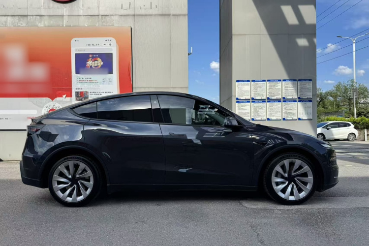 Tesla Model Y 2025 car image #10