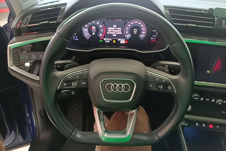 Audi Q3 2019 car image #11