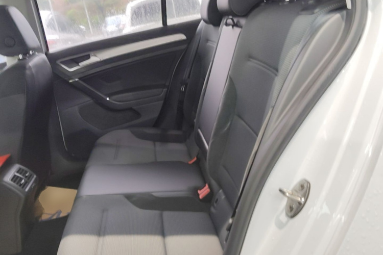 Volkswagen Golf 2018 car image #17