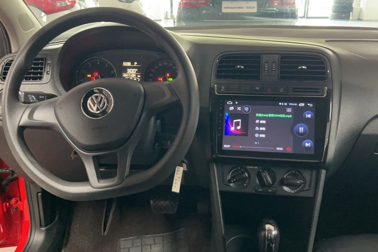 Volkswagen Polo 2019 car image #12