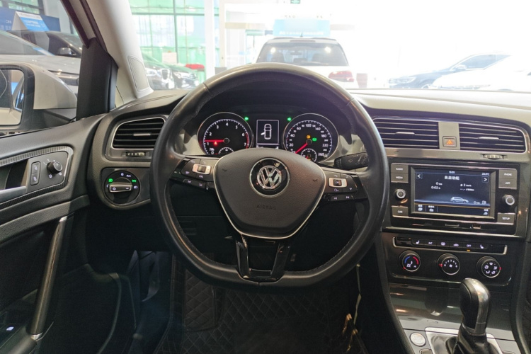 Volkswagen Golf 2018 car image #11