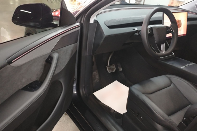 Tesla Model Y 2025 car image #16