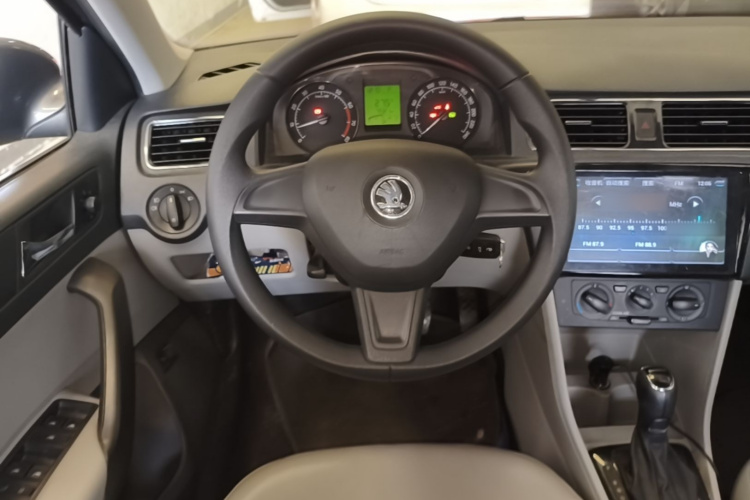 Skoda Rapid 2017 #11 Skoda Rapid 2017 car image #11