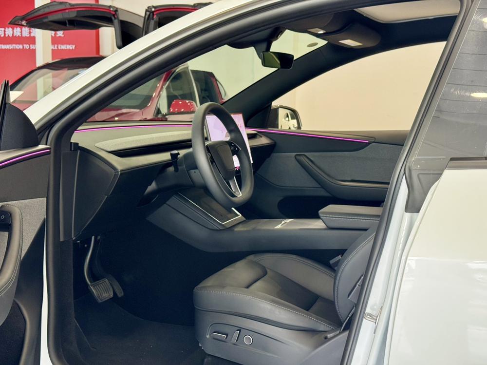 Tesla Model Y 2026 #17 Tesla Model Y 2026 car image #17