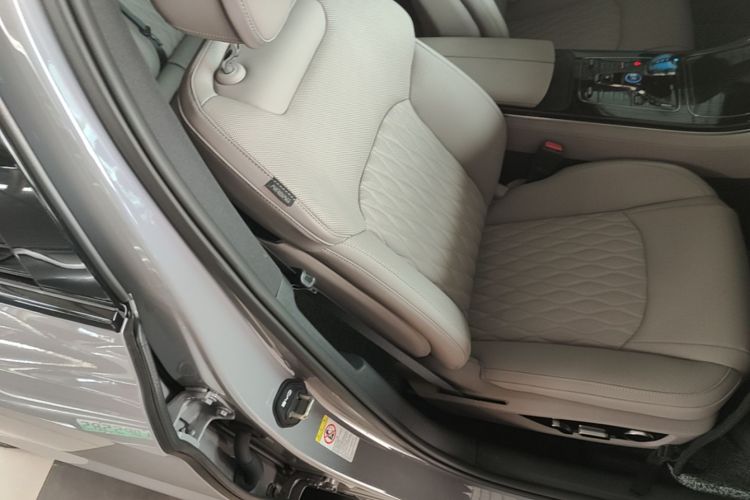 BYD Han 2025 car image #24